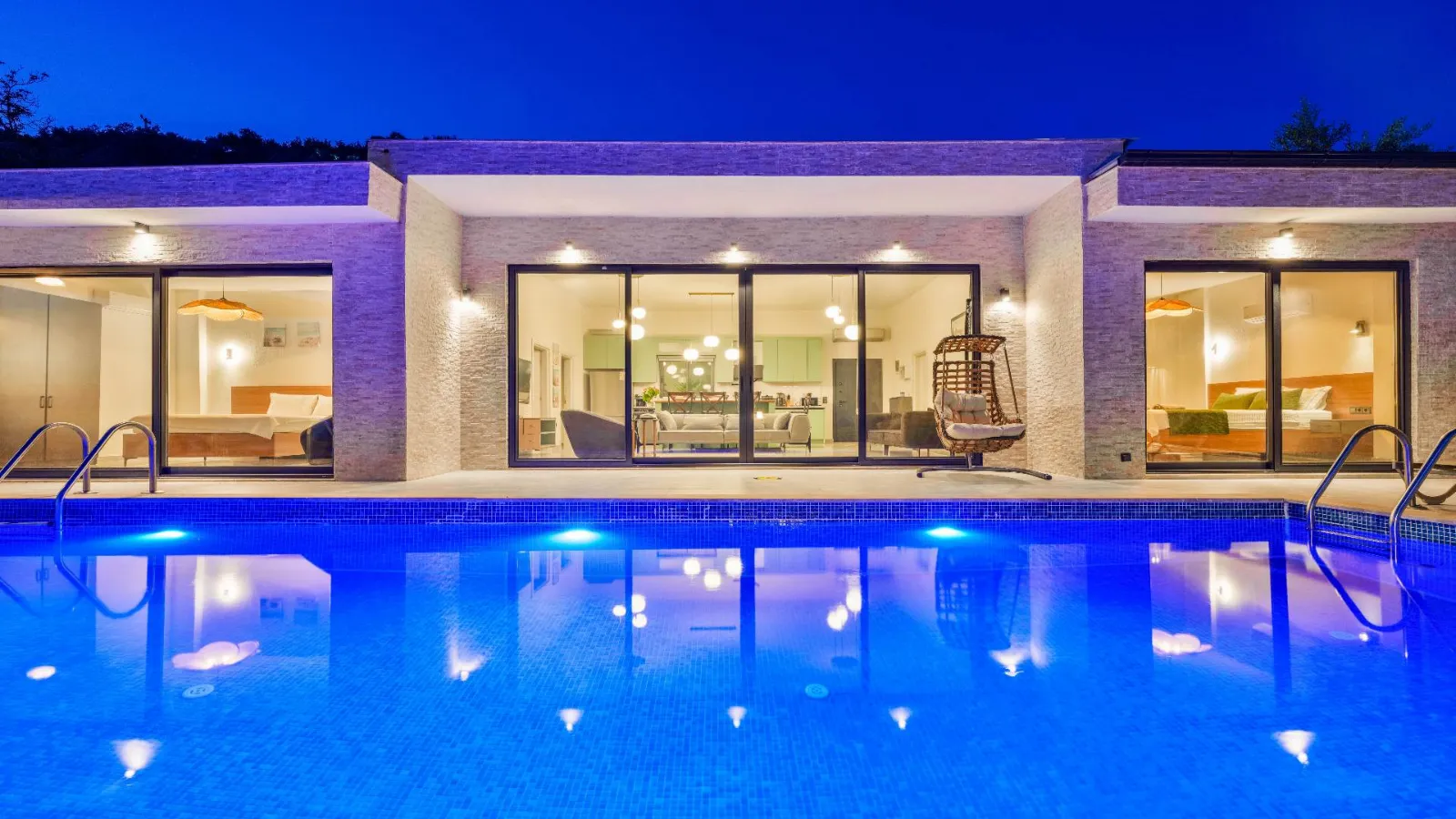 Villa Simsın — kapak fotoğrafı