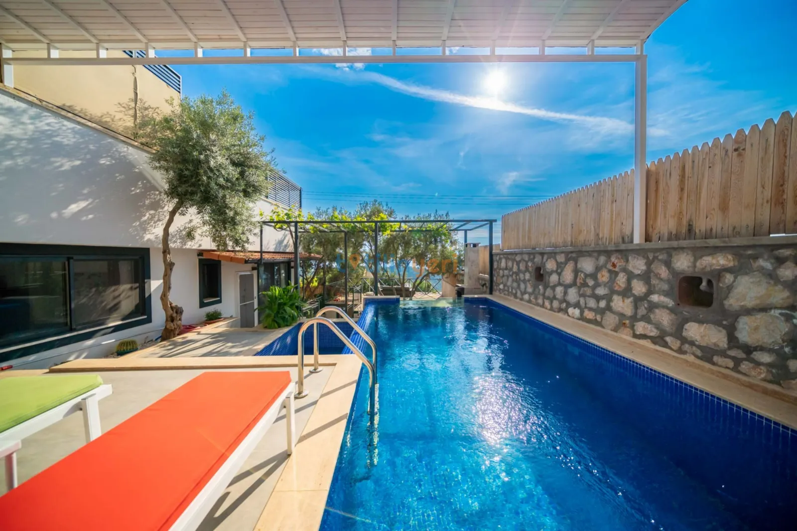 Villa Thrp Aqua — kapak fotoğrafı