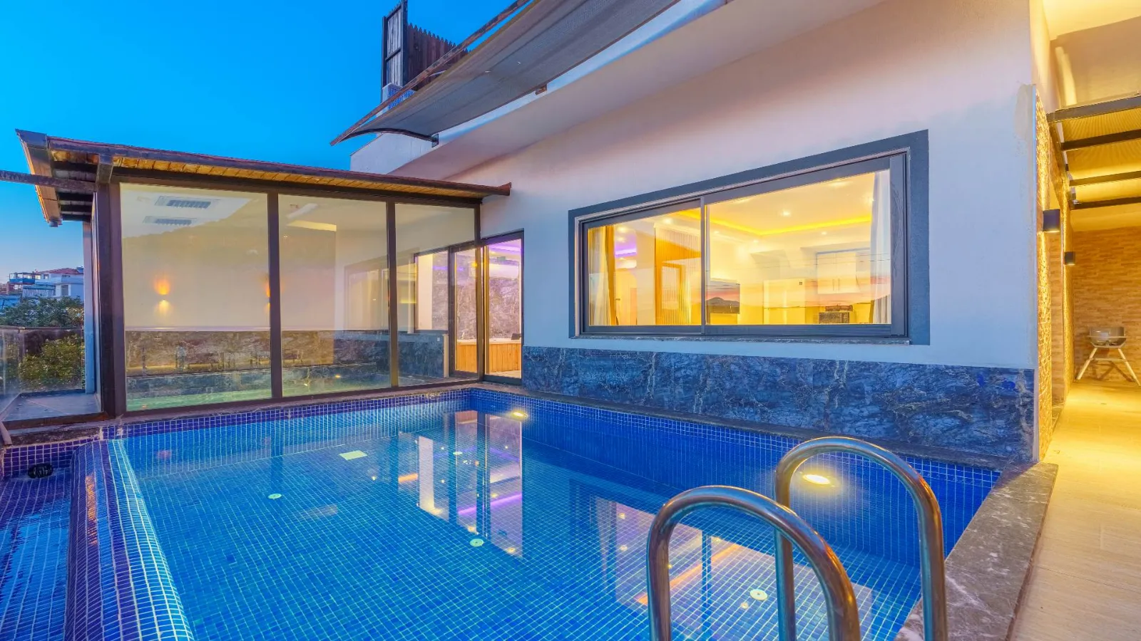 Villa Yaz 4 — kapak fotoğrafı